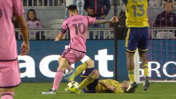 la llamativa frase del jugador que lionel messi gambeteo cuando estaba en el piso: soy el... la llamativa frase del jugador que lionel messi gambeteo cuando estaba en el piso: soy el...