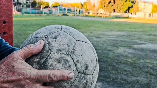 Debe la cuota alimentaria de su hija y le prohibieron jugar al fútbol: el fallo ejemplar en Argentina