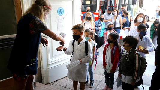 Desde este jueves, será optativo el uso de barbijos en espacios laborales, recreativos y escuelas de la Provincia