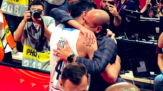 El abrazo del alma: el conmovedor encuentro entre Manu Ginóbili y Luis Scola tras el triunfo argentino ante Francia