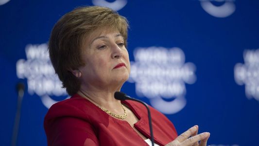 El FMI afirmó que el Gobierno levantará el cepo este año, pero alertó sobre el impacto social