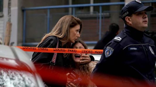 Un alumno de 14 años atacó a tiros y mató a 9 personas en una escuela de Belgrado