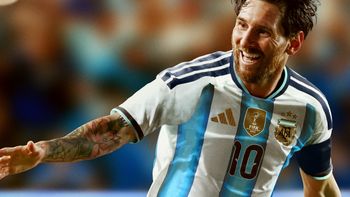 A menos de un mes del Mundial 2026 en Estados Unidos, México y Canadá, la camiseta de la Selección Argentina vuelve a estar entre los productos más buscados por los hinchas. A menos de un mes del Mundial 2026 en Estados Unidos, México y Canadá, la camiseta de la Selección Argentina vuelve a estar entre los productos más buscados por los hinchas.