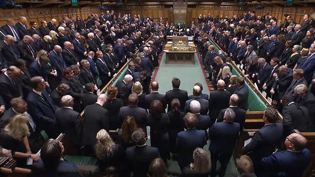 El parlamento británico a pleno, en el homenaje a la reina Isabel II (Foto: Captura de TV)