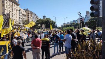 Taxistas y dueños de gimnasios cortan el tránsito en el centro porteño