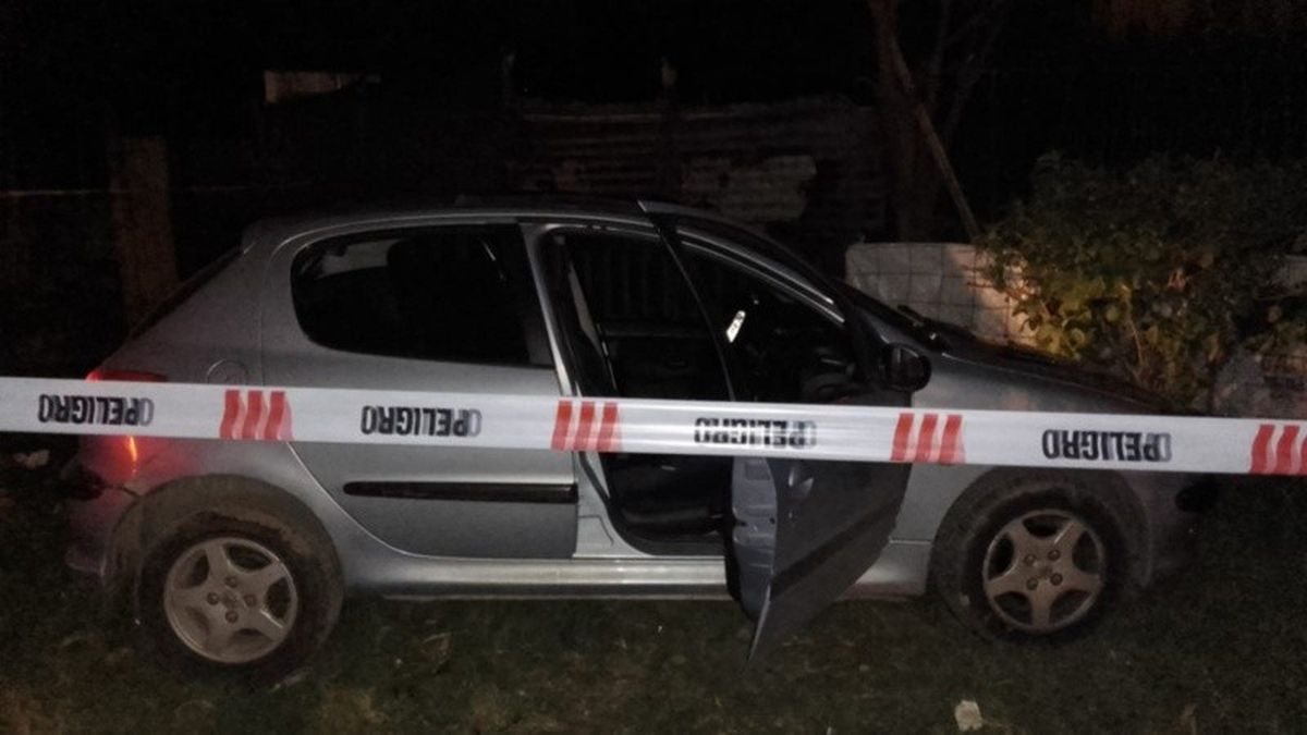 El auto en el que iban los delincuentes que balearon al policía de Rosario. (Rosario3)