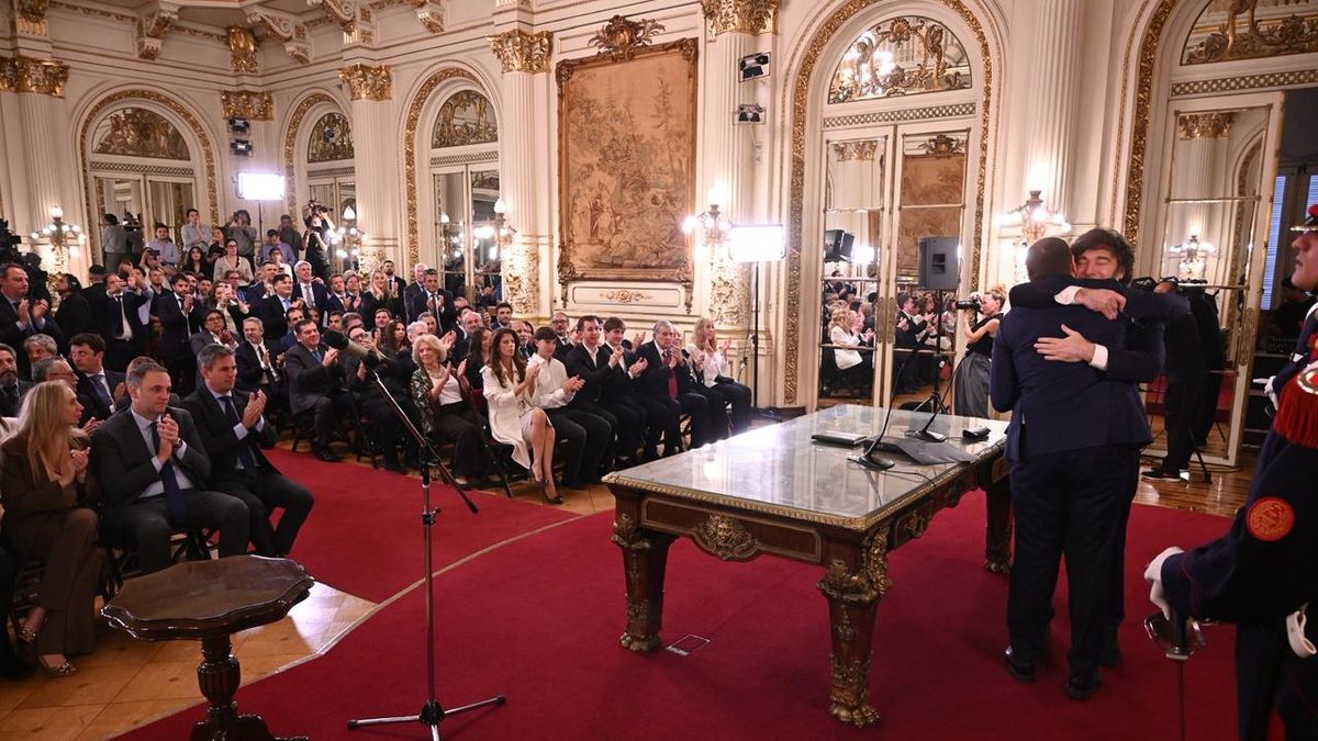 Javier Milei tomó juramento a Diego Santilli como nuevo ministro del Interior. Foto: Presidencia.