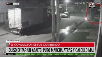 intentaron robarle y escapo haciendo marcha atras con el auto