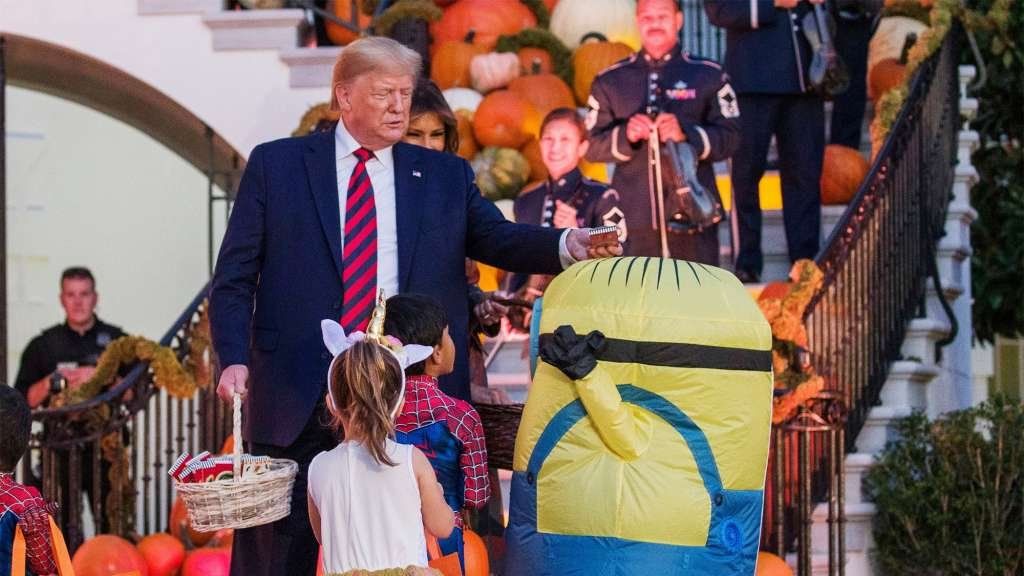 Trump se burla de un niño disfrazado de Minion en Halloween