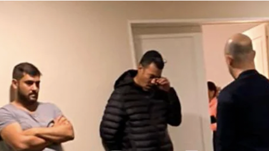 Tras allanar el hotel, prohibieron la salida del país de los tripulantes del avión retenido en Ezeiza