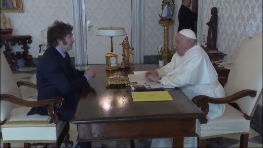 Pese a la bendición de Francisco y el pedido de diálogo, Milei volvió a la Argentina con una agenda de confrontación