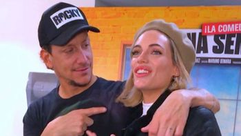 El especial saludo de Nico Vázquez a Emilia Attias en teatro