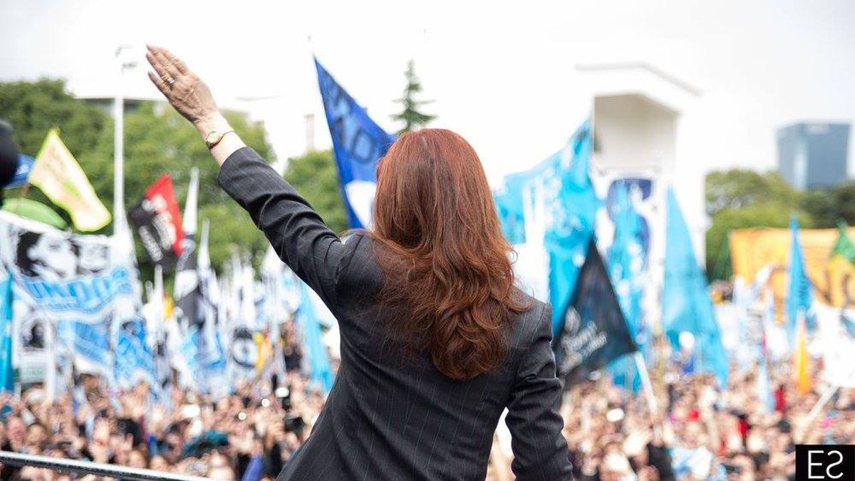 Cristina Kirchner en la multitudinaria marcha que la respaldó en Comodoro Py (Foto: archivo).