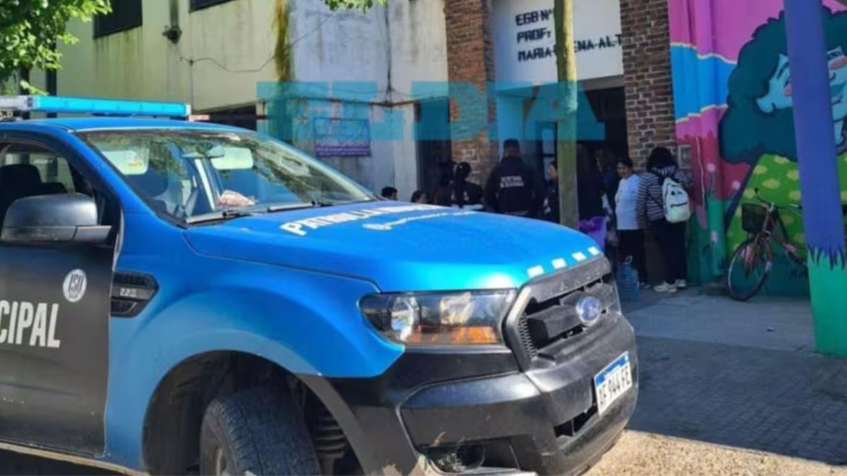 Una pelea estudiantil terminó en una guerra campal con docentes y padres: el triste desenlace de la directora.