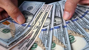 Tras las medidas anunciadas por el Gobierno, el dólar blue escaló $7 y se acerca a la barrera de los $300
