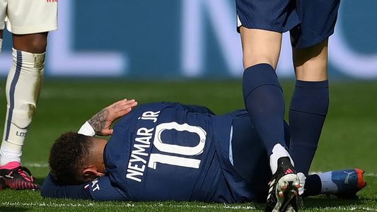 Neymar sufrió una dura lesión en el tobillo que es peor de lo que se esperaba