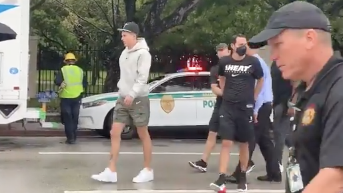 Algunos miembros del Miami Heat fueron a la zona del derrumbe de 12 pisos en Miami.&nbsp; 