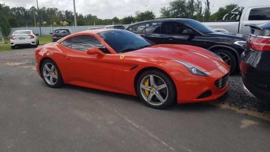 La Ferrari de Tévez: el Apache llegó a la práctica con un auto de medio millón de dólares