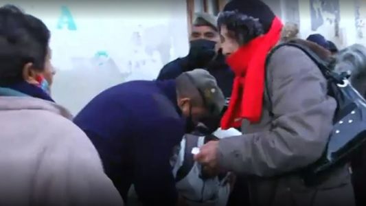 Un jubilado esperó a la intemperie toda la madrugada para cobrar el bono y se descompensó en la puerta del banco