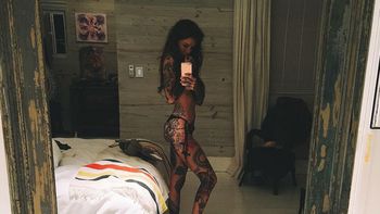 Candelaria Tinelli: de costado y en ropa interior frente al espejo