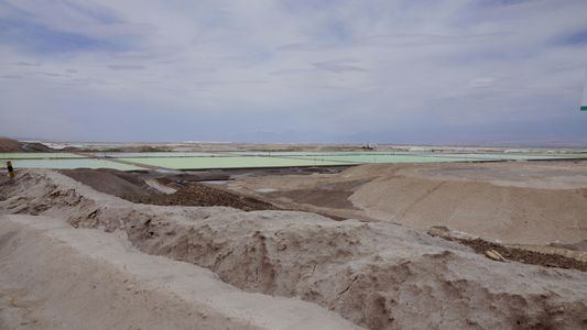 Mercedes-Benz y Volkswagen se unen por el litio en Chile