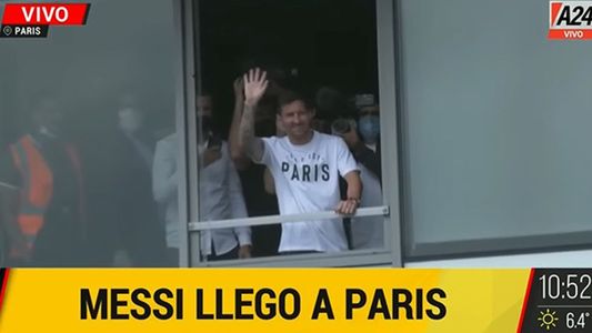 Messi llegó a París y saludó feliz a los fanáticos del PSG