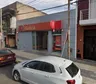 El momento en el que clientes de un banco golpearon y retuvieron a un ladrón tras un intento de robo