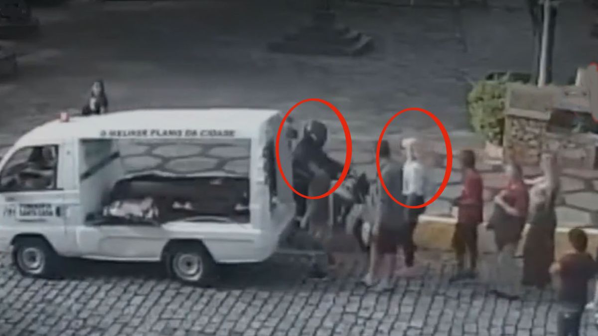 El instante en que la moto con el sicario llega hasta el cortejo fúnebre. (Foto: Captura de TV)