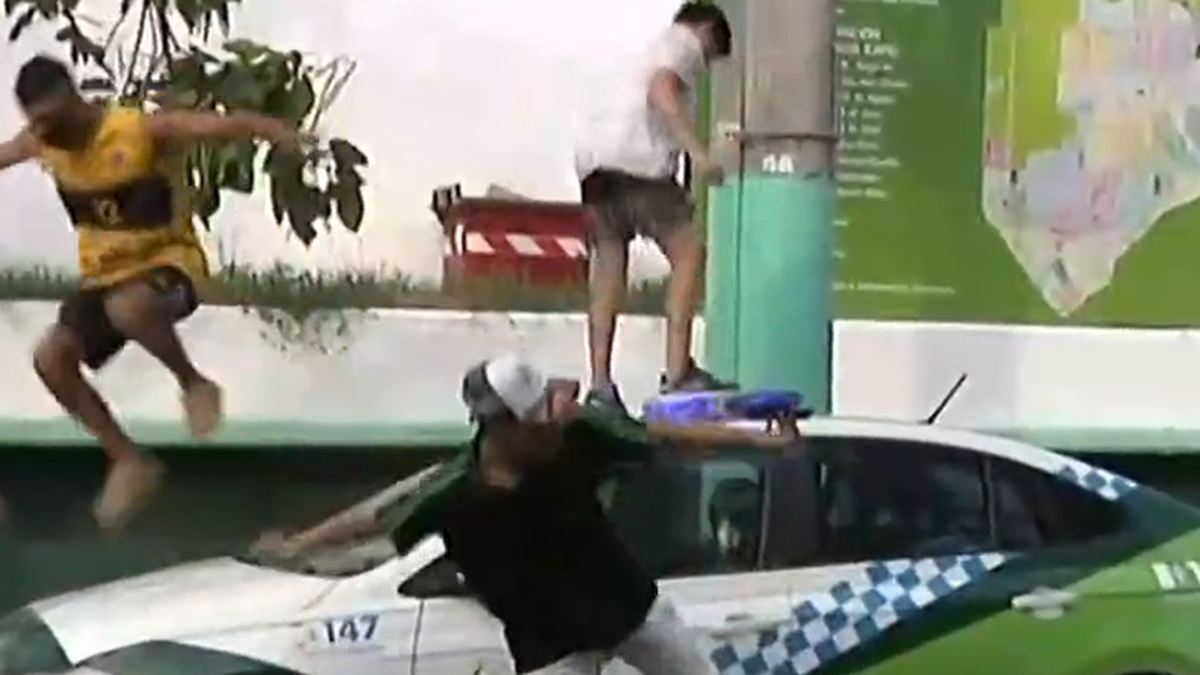 Cocaína adulterada: familiares de una víctima atacaron a piedrazos a la policía y rompieron un patrullero. (Captura A24)