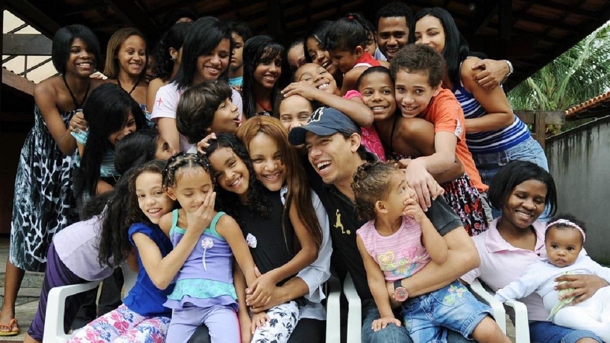La pastora y diputada conformó una familia de 55 niños. 