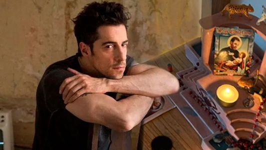 Esteban Lamothe se la jugó y mostró el altar que hizo en su casa junto a la boleta de su candidato