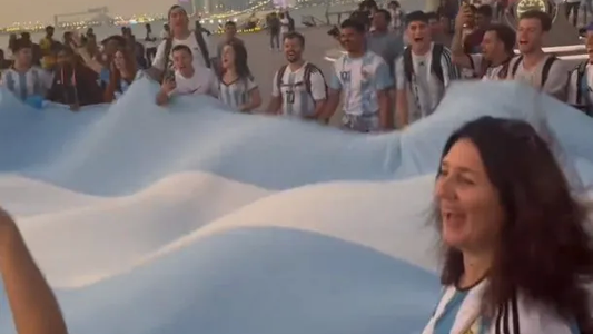 Ya vivimos, sentimos, disfrutamos: así fue el primer banderazo de los hinchas argentinos en Qatar