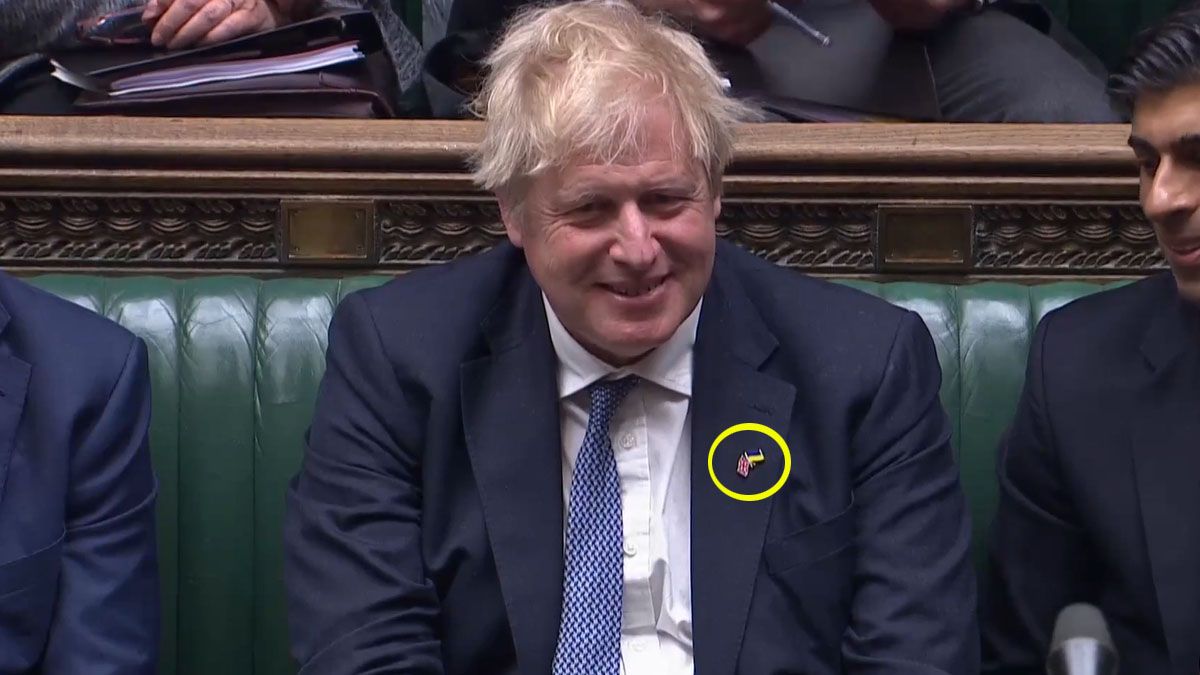 El primer ministro Boris Johnson, con un distintivo a favor de Ucrania en la ceremonia de apertura del parlamento de Londres (Foto: Gentileza The Independent)