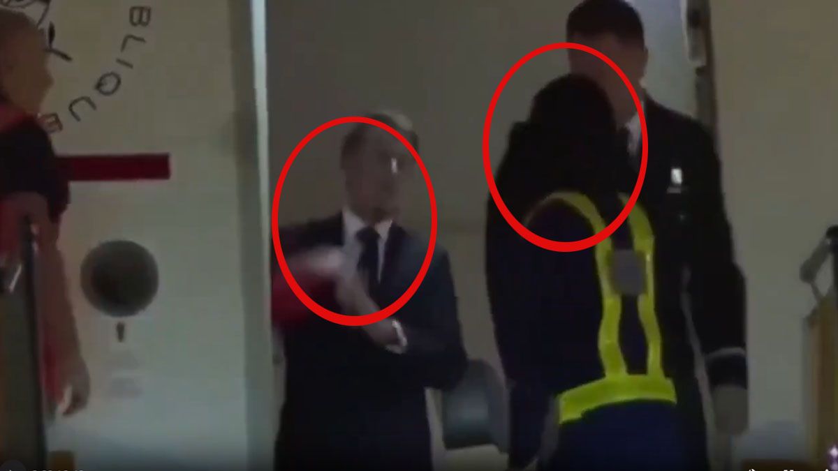 La asistente de la llegada a Hanoi, ve el incidente del matrimonio Macron y se aleja rápidamente. (Foto: Captura de TV)