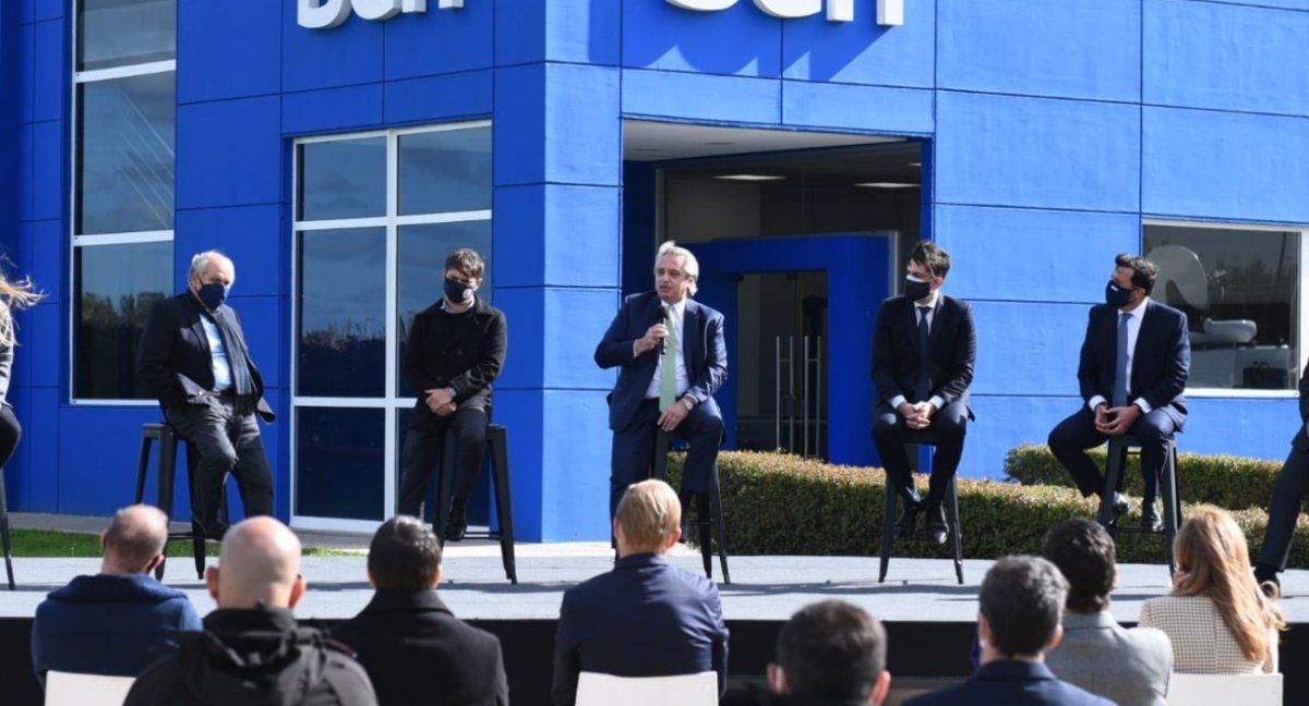 Alberto Fernández en la entrega de netbooks a estudiantes de secundaria.