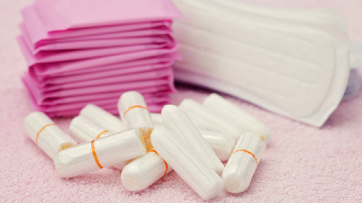 Según los datos de la organización Ecofeminita, a marzo de 2022, el costo anual de menstruar usando toallitas es de $4.890. En caso de usar tampones, el monto asciende a $5.308.