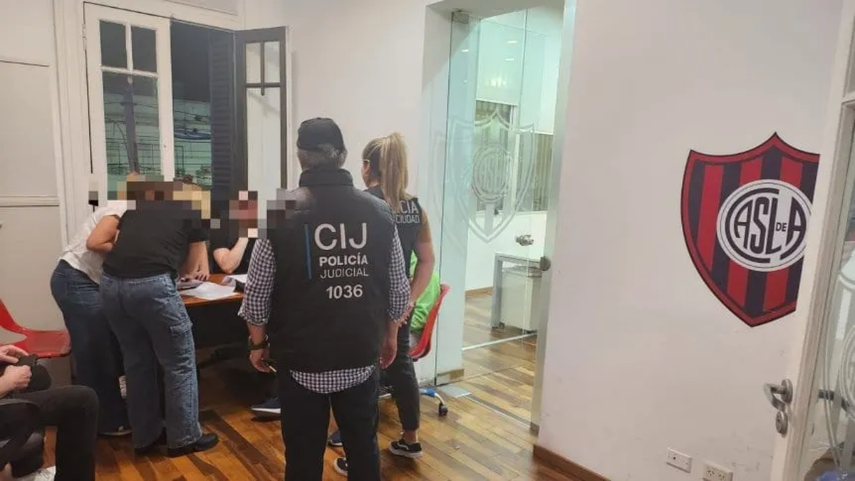 La Policía Federal y el Cuerpo de Investigaciones Judiciales allanó la sede de San Lorenzo en Av. La Plata tras las múltiples denuncias por el escándalo de supuestas coimas con Marcelo Moretti. (Foto: TyC)