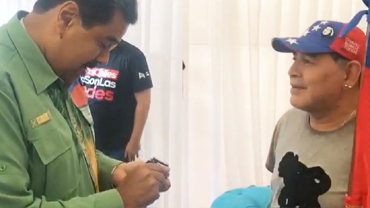 En el año 2018, Diego Maradona le regaló su reloj a Nicolás Maduro. El líder chavista los utiliza para invocar la ayuda del 