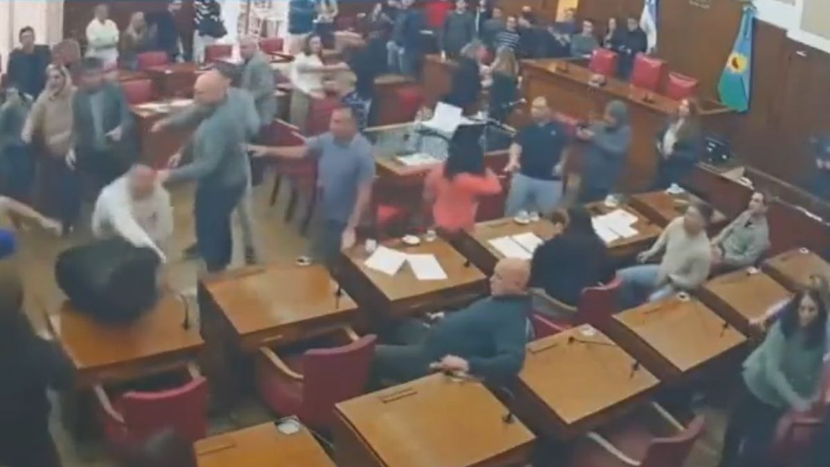 Frente al clima de tensión que se generó en el lugar, las autoridades decidieron dar por terminada la reunión. (Foto: captura de pantalla)