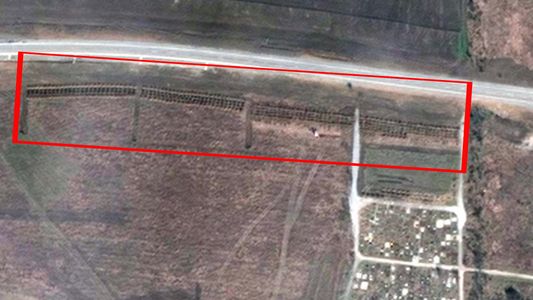 Imágenes satelitales revelaron la existencia de fosas comunes y dejaron una fuerte evidencia sobre los crímenes de guerra en Mariúpol
