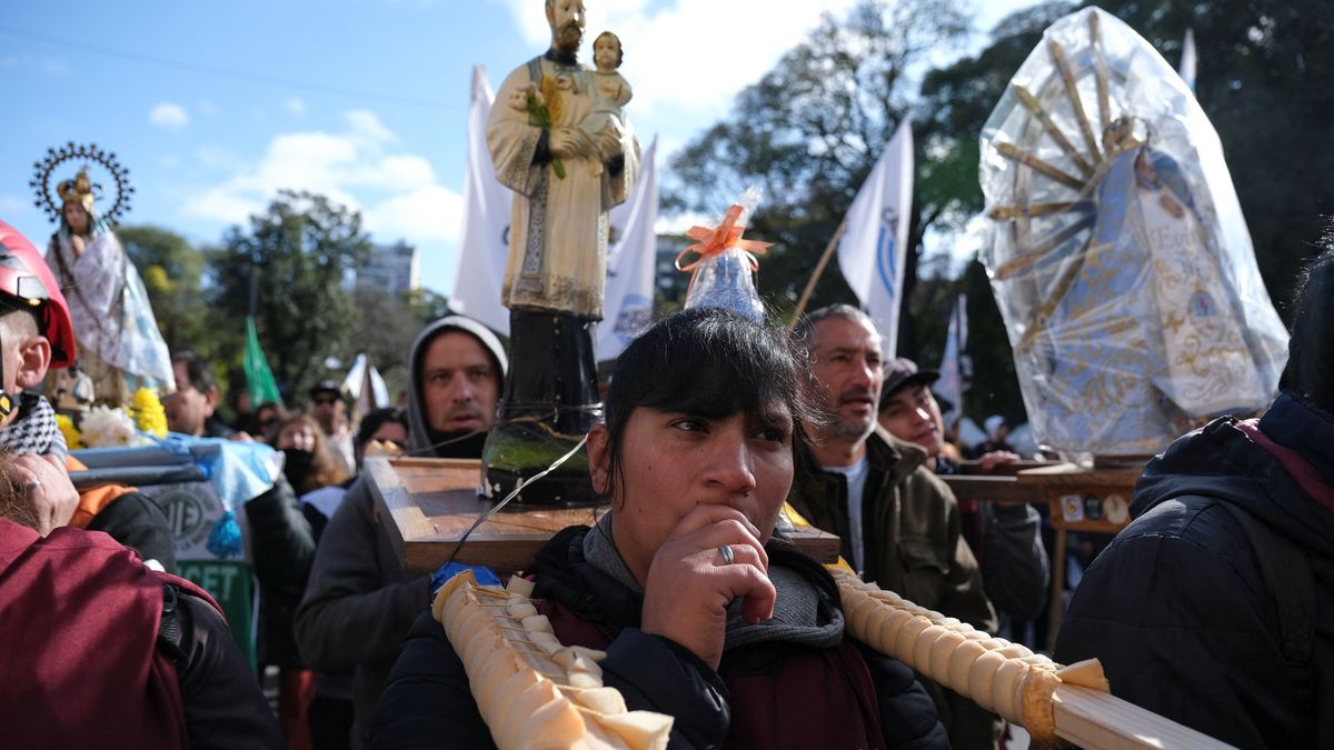 La manifestaci&oacute;n por San Cayetano parti&oacute; de Liniers a Plaza de Mayo (Foto: Reuters).