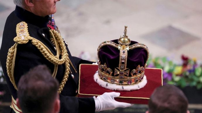 Con oro rubíes, amatistas y zafiros: así es la impactante corona de San Eduardo que usó Carlos III