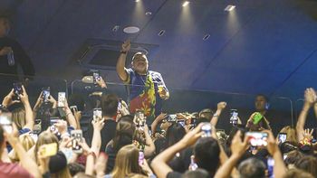 Diego Maradona bailó al ritmo de J Balvin y, ¿fue acompañado por Rocío Oliva?