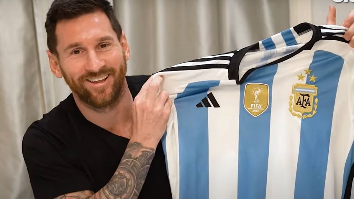 La increíble reacción de Lionel Messi al ver por primera vez la camiseta argentina con las 3 estrellas