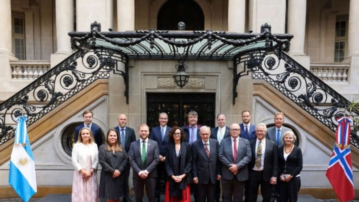 Al encuentro en el Palacio San Martín acudieron los 12 miembros de la Comisión Permanente de Comercio e Industria del Parlamento del Reino de Noruega. (Foto Cancillería)