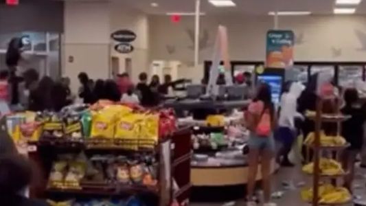 Brutal saqueo a un supermercado: jóvenes descontrolados