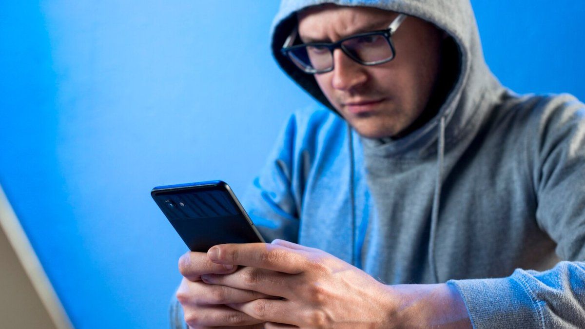 Foto de perfil falsa: los estafadores usan imágenes de fiscales para ganarse la confianza de las víctimas en WhatsApp. Foto: Freepik.
