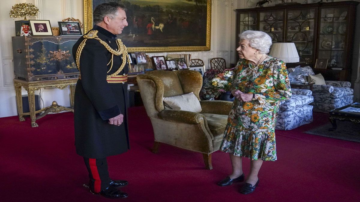 La reina Isabel II reapareció luego de un mes de ausencia (Foto: AP)