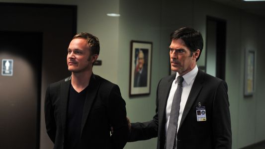 Golpeó a un guionista en pleno set y lo despidieron