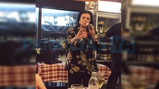 El bizarro recital de Martha Fort en una parrilla de Parque Patricios